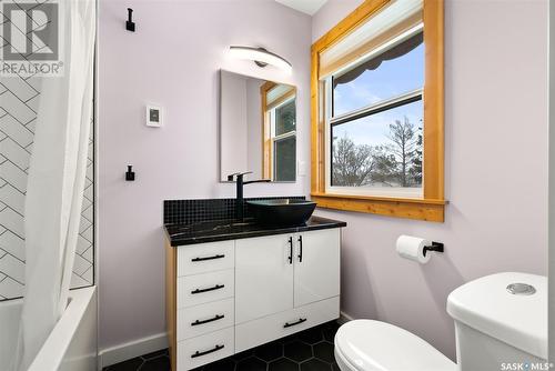 892 Mcniven Avenue, Regina, SK - Indoor Photo Showing Bathroom