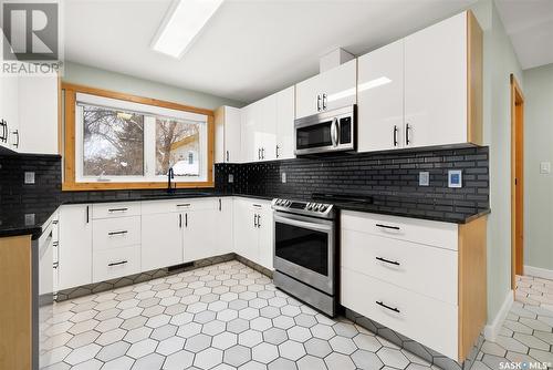 892 Mcniven Avenue, Regina, SK - Indoor Photo Showing Kitchen With Upgraded Kitchen