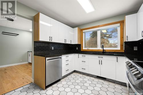 892 Mcniven Avenue, Regina, SK - Indoor Photo Showing Kitchen