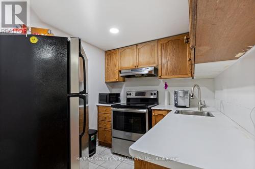 943 Ceremonial Drive, Mississauga, ON - Indoor Photo Showing Kitchen With Stainless Steel Kitchen