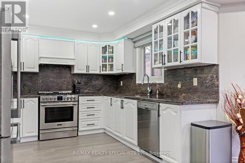 943 Ceremonial Drive, Mississauga, ON - Indoor Photo Showing Kitchen With Upgraded Kitchen