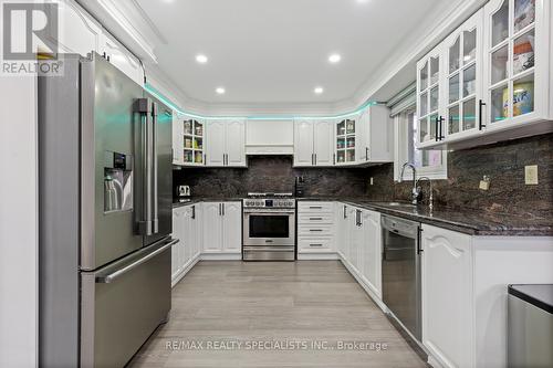 943 Ceremonial Drive, Mississauga, ON - Indoor Photo Showing Kitchen With Stainless Steel Kitchen With Upgraded Kitchen