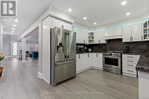 943 Ceremonial Drive, Mississauga, ON - Indoor Photo Showing Kitchen With Stainless Steel Kitchen With Upgraded Kitchen