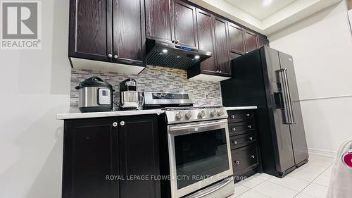 106 Lanark Circle, Brampton, ON - Indoor Photo Showing Kitchen With Upgraded Kitchen