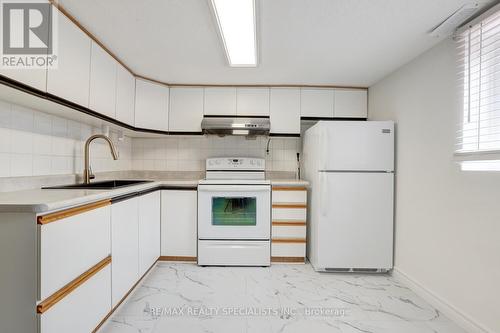 5507 Flatford Road, Mississauga, ON - Indoor Photo Showing Kitchen