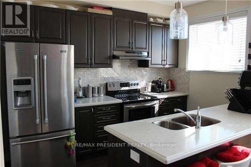 118 New Pines Trail, Brampton, ON - Indoor Photo Showing Kitchen With Double Sink With Upgraded Kitchen