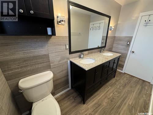 404 7Th Avenue W, Biggar, SK - Indoor Photo Showing Bathroom