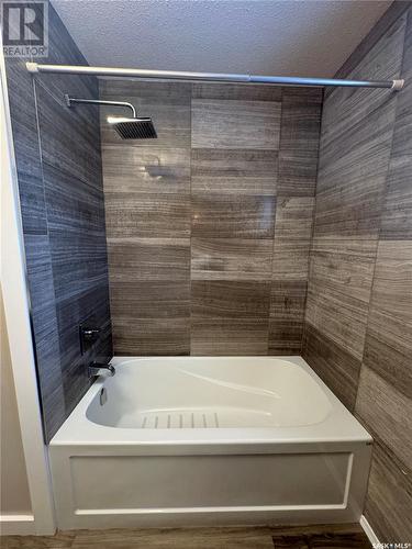 404 7Th Avenue W, Biggar, SK - Indoor Photo Showing Bathroom