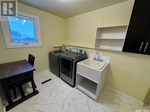 404 7Th Avenue W, Biggar, SK - Indoor Photo Showing Laundry Room