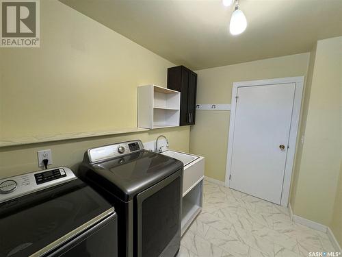 404 7Th Avenue W, Biggar, SK - Indoor Photo Showing Laundry Room