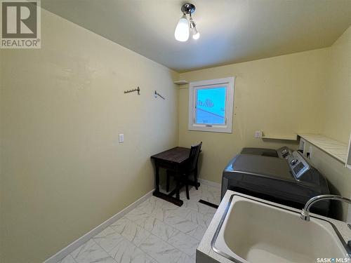 404 7Th Avenue W, Biggar, SK - Indoor Photo Showing Laundry Room