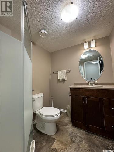 404 7Th Avenue W, Biggar, SK - Indoor Photo Showing Bathroom