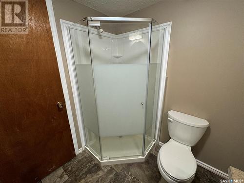 404 7Th Avenue W, Biggar, SK - Indoor Photo Showing Bathroom