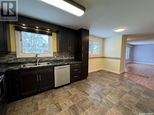 404 7Th Avenue W, Biggar, SK - Indoor Photo Showing Kitchen With Double Sink