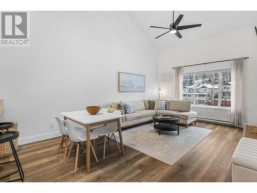 2120 Shannon Ridge Drive Unit# 312, West Kelowna, BC - Indoor Photo Showing Living Room