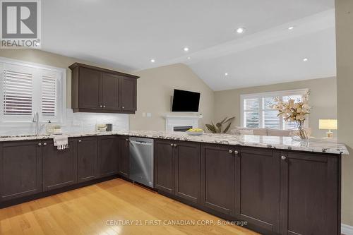 1597 Stackhouse Avenue W, London, ON - Indoor Photo Showing Kitchen With Upgraded Kitchen