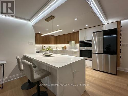 807 - 3900 Yonge Street, Toronto, ON - Indoor Photo Showing Kitchen With Upgraded Kitchen