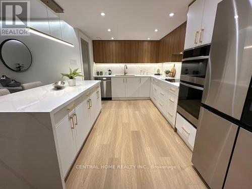 807 - 3900 Yonge Street, Toronto, ON - Indoor Photo Showing Kitchen With Upgraded Kitchen