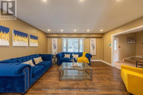 5 Chantel Court, Clarington, ON - Indoor Photo Showing Living Room