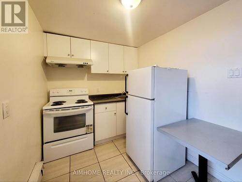 Room #1 - 409 Spadina Avenue, Toronto, ON - Indoor Photo Showing Kitchen