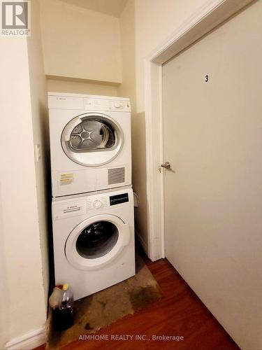 Room #1 - 409 Spadina Avenue, Toronto, ON - Indoor Photo Showing Laundry Room