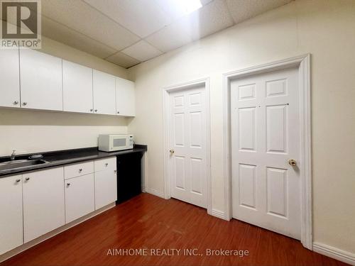 Room #1 - 409 Spadina Avenue, Toronto, ON - Indoor Photo Showing Kitchen