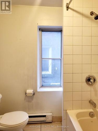 Room #1 - 409 Spadina Avenue, Toronto, ON - Indoor Photo Showing Bathroom