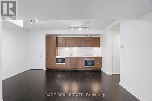 621 - 21 Widmer Street, Toronto, ON - Indoor Photo Showing Kitchen