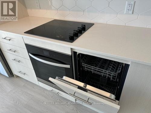 915 - 2545 Simcoe Street N, Oshawa, ON - Indoor Photo Showing Kitchen