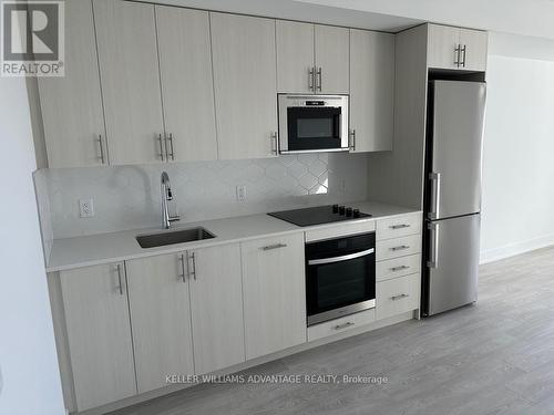 809 - 2545 Simcoe Street N, Oshawa, ON - Indoor Photo Showing Kitchen With Upgraded Kitchen