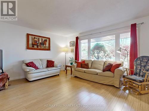 5193 Aurora Road, Whitchurch-Stouffville, ON - Indoor Photo Showing Living Room