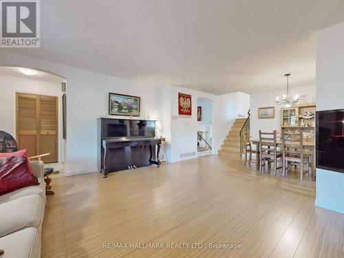 5193 Aurora Road, Whitchurch-Stouffville, ON - Indoor Photo Showing Living Room