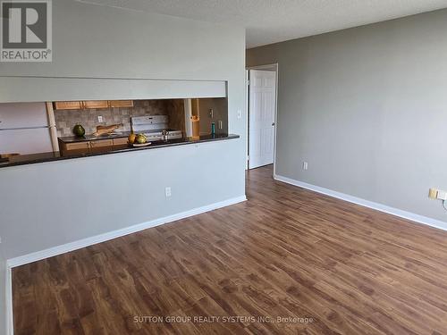 407 - 101 Subway Crescent, Toronto, ON - Indoor Photo Showing Kitchen