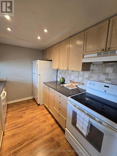 407 - 101 Subway Crescent, Toronto, ON - Indoor Photo Showing Kitchen