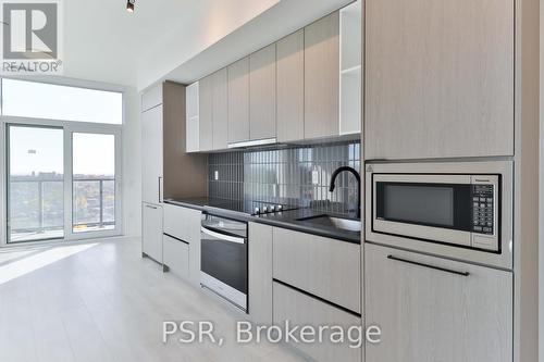 1008 - 10 Graphophone Grove, Toronto, ON - Indoor Photo Showing Kitchen With Upgraded Kitchen