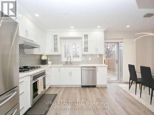 2024 Blue Jay Boulevard, Oakville, ON - Indoor Photo Showing Kitchen With Upgraded Kitchen