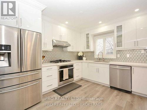 2024 Blue Jay Boulevard, Oakville, ON - Indoor Photo Showing Kitchen With Upgraded Kitchen