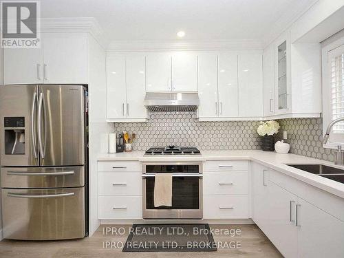 2024 Blue Jay Boulevard, Oakville, ON - Indoor Photo Showing Kitchen With Upgraded Kitchen