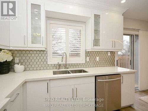 2024 Blue Jay Boulevard, Oakville, ON - Indoor Photo Showing Kitchen With Double Sink