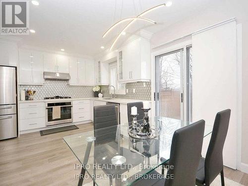 2024 Blue Jay Boulevard, Oakville, ON - Indoor Photo Showing Kitchen With Upgraded Kitchen