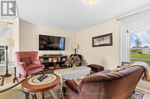 1549 Doyle Road, Loyalist (Lennox And Addington - South), ON - Indoor Photo Showing Living Room