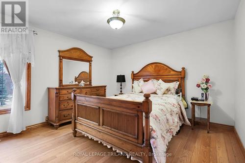 9580 Sinclair Drive, Middlesex Centre, ON - Indoor Photo Showing Bedroom