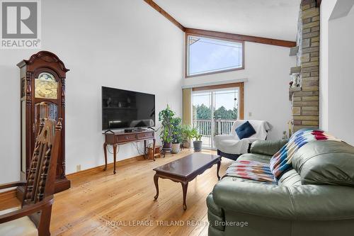 9580 Sinclair Drive, Middlesex Centre, ON - Indoor Photo Showing Living Room