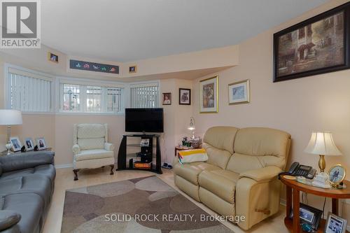 2 - 130 Briargate, Ottawa, ON - Indoor Photo Showing Living Room