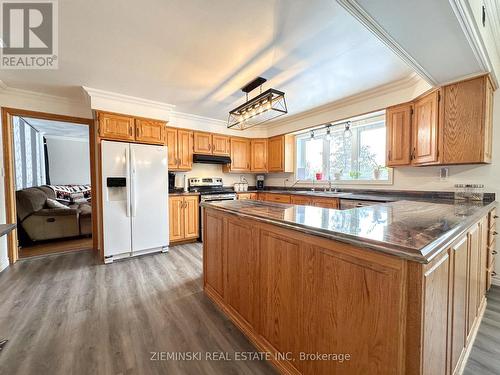 639 Majestic Street, Iroquois Falls, ON - Indoor Photo Showing Kitchen