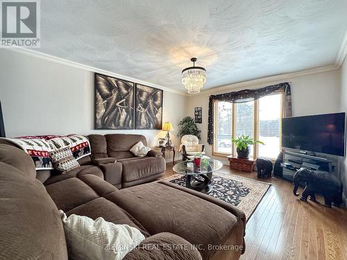 639 Majestic Street, Iroquois Falls, ON - Indoor Photo Showing Living Room