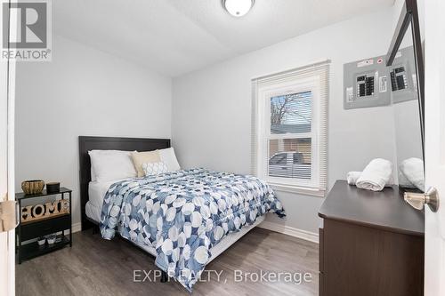 413 Elmwood Avenue, Fort Erie (337 - Crystal Beach), ON - Indoor Photo Showing Bedroom