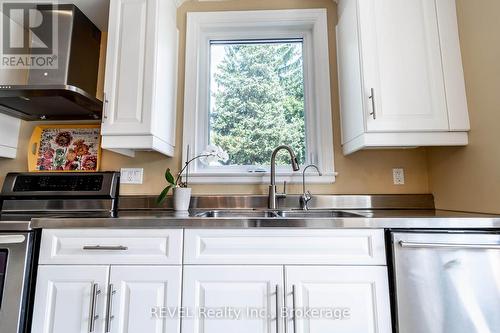 9 Shaldan Lane, Pelham (662 - Fonthill), ON - Indoor Photo Showing Kitchen With Double Sink