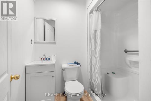 1 Prince Edward Drive, St. Catharines (443 - Lakeport), ON - Indoor Photo Showing Bathroom