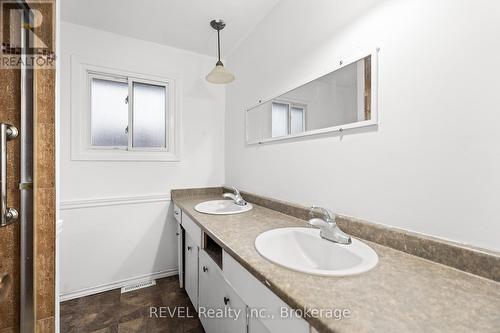 1 Prince Edward Drive, St. Catharines (443 - Lakeport), ON - Indoor Photo Showing Bathroom